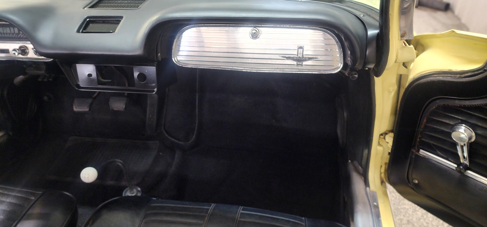 Chevrolet-Corvair-1964-coupe-33