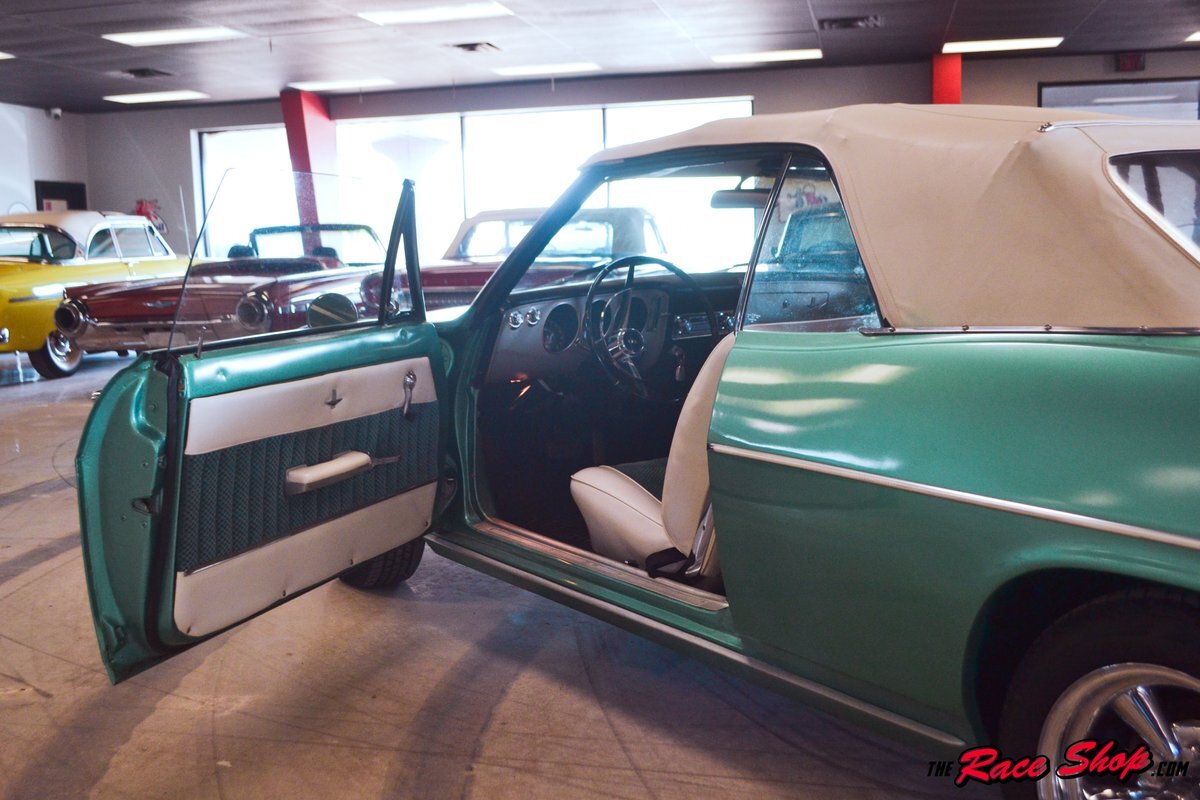 Chevrolet-Corvair-1965-Convertible-15
