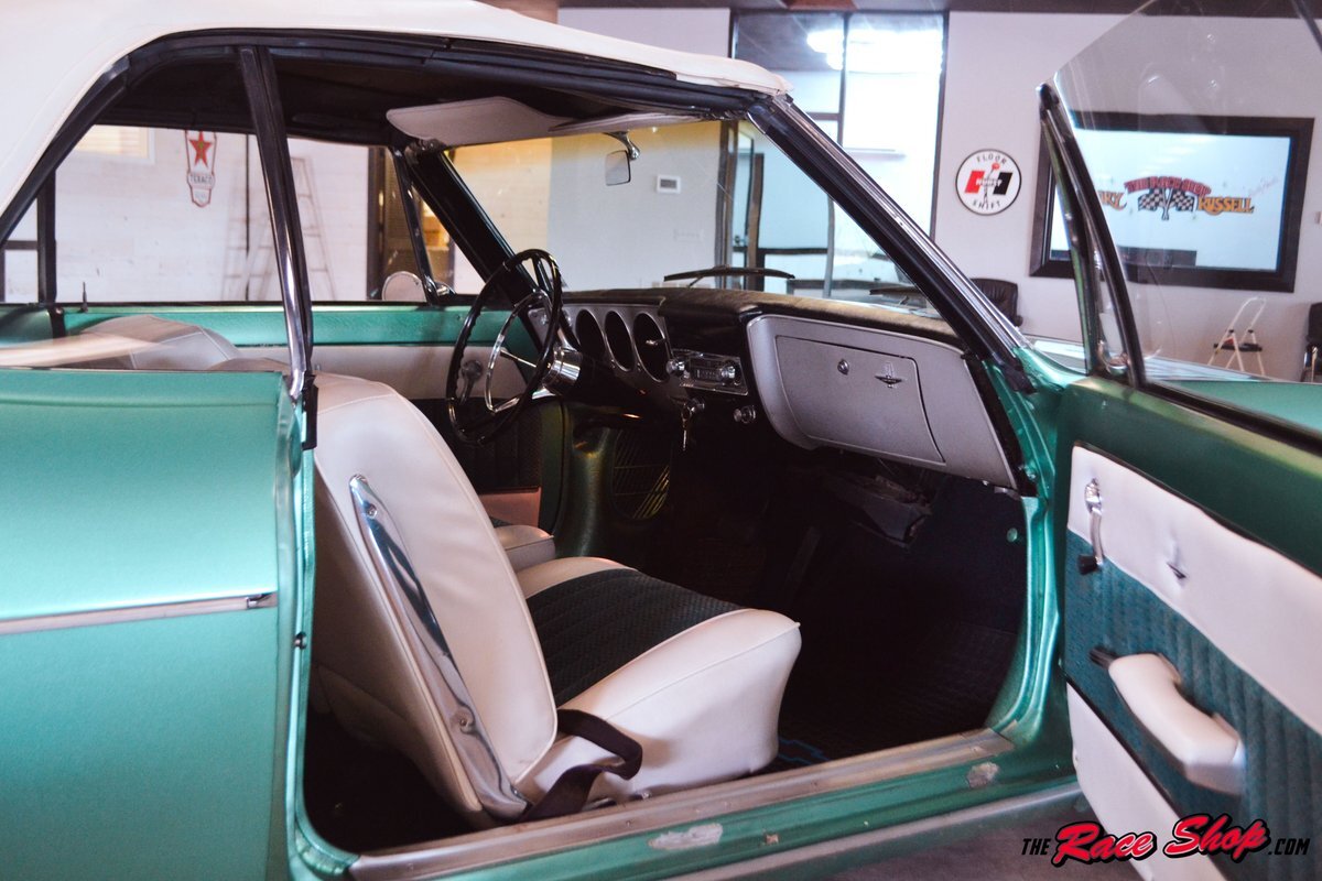 Chevrolet-Corvair-1965-Convertible-8