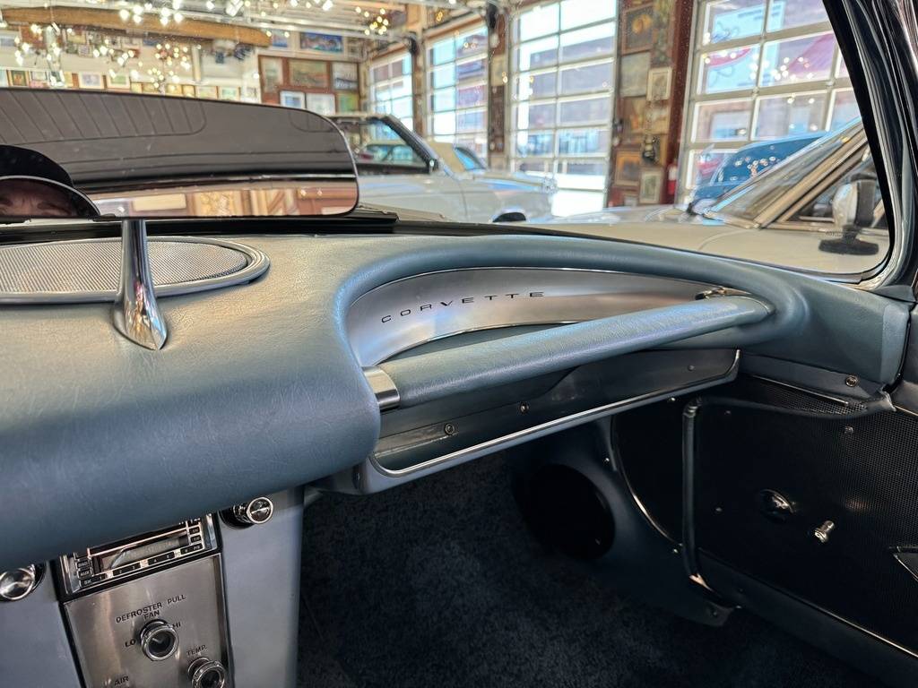 Chevrolet-Corvette-1959-white-10