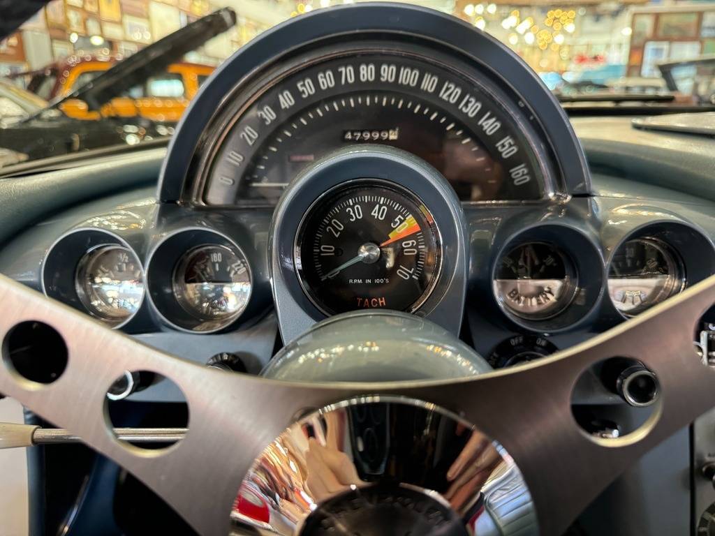 Chevrolet-Corvette-1959-white-9