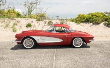 Chevrolet-Corvette-1961-Convertible-1