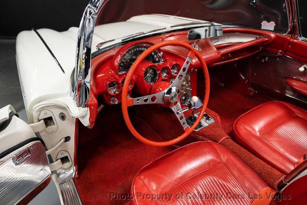 Chevrolet-Corvette-1961-Convertible-1