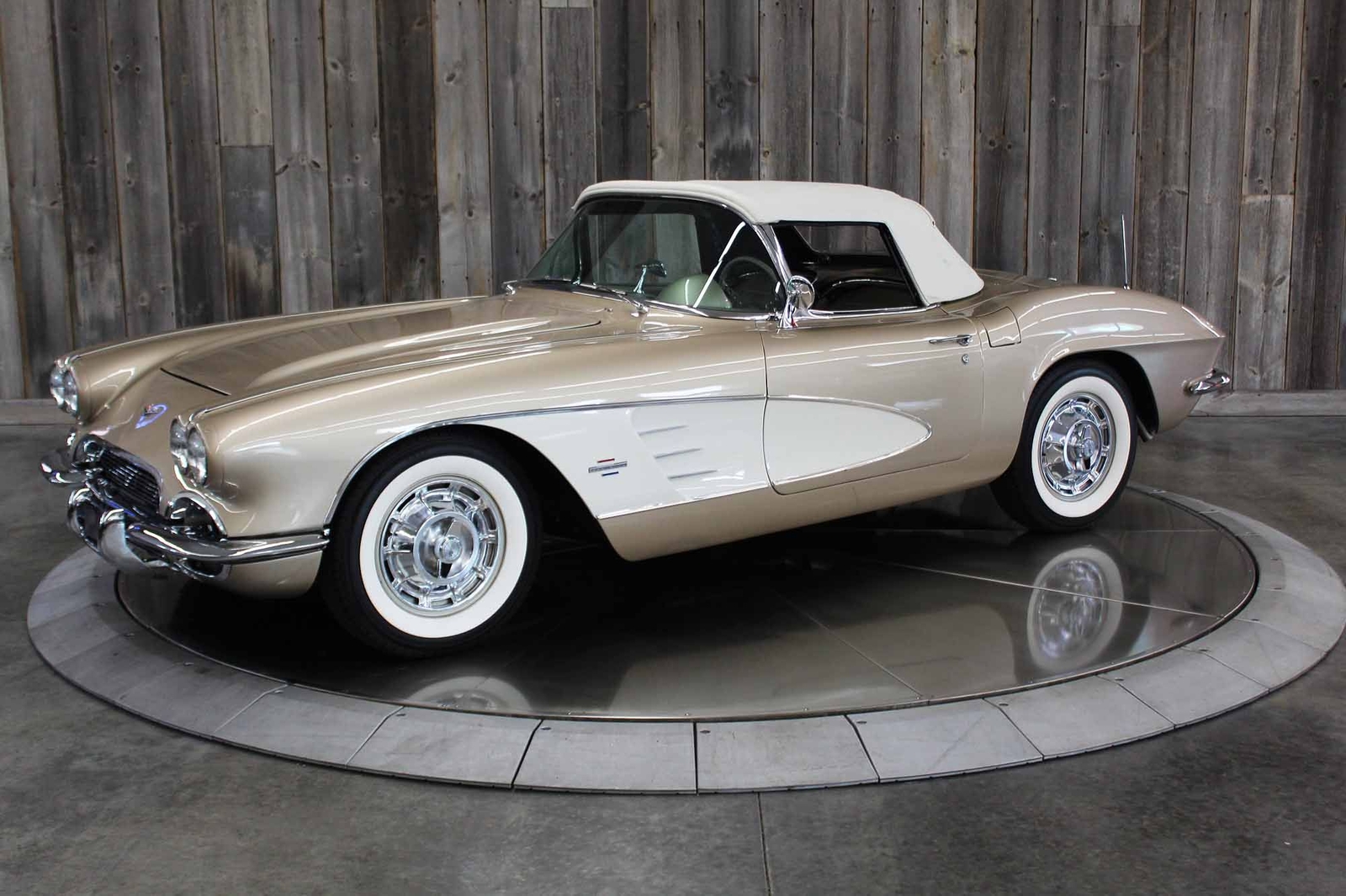 Chevrolet-Corvette-1961-Restomod-1