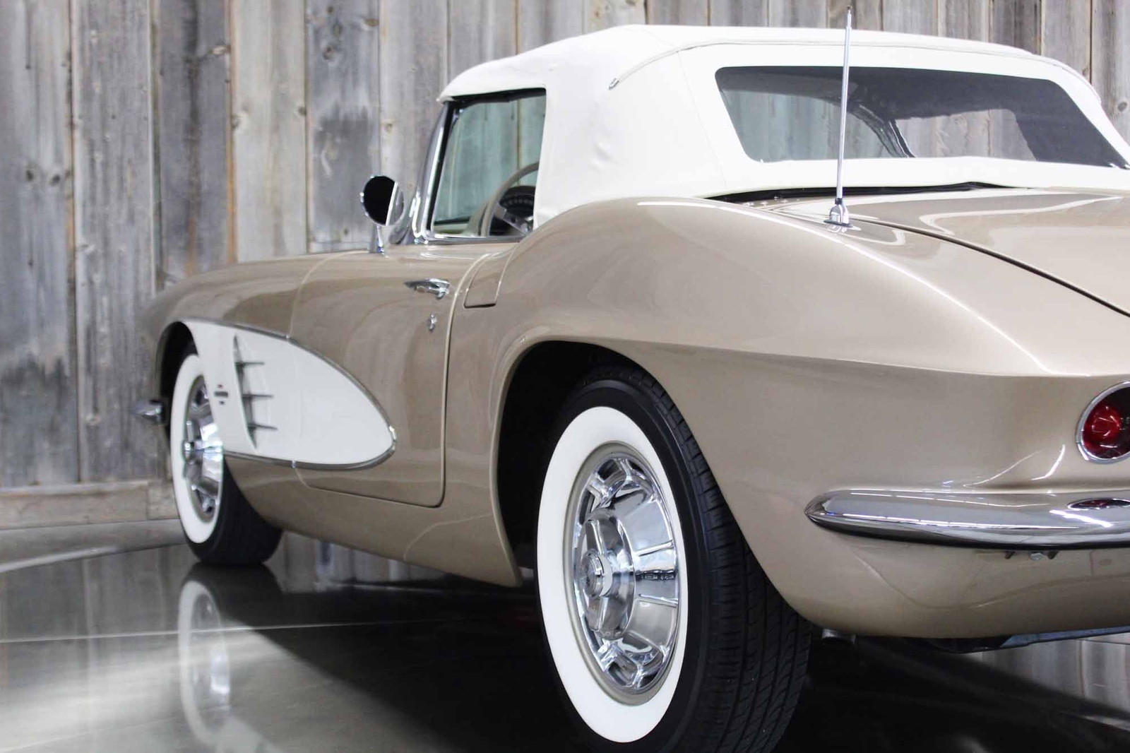 Chevrolet-Corvette-1961-Restomod-11