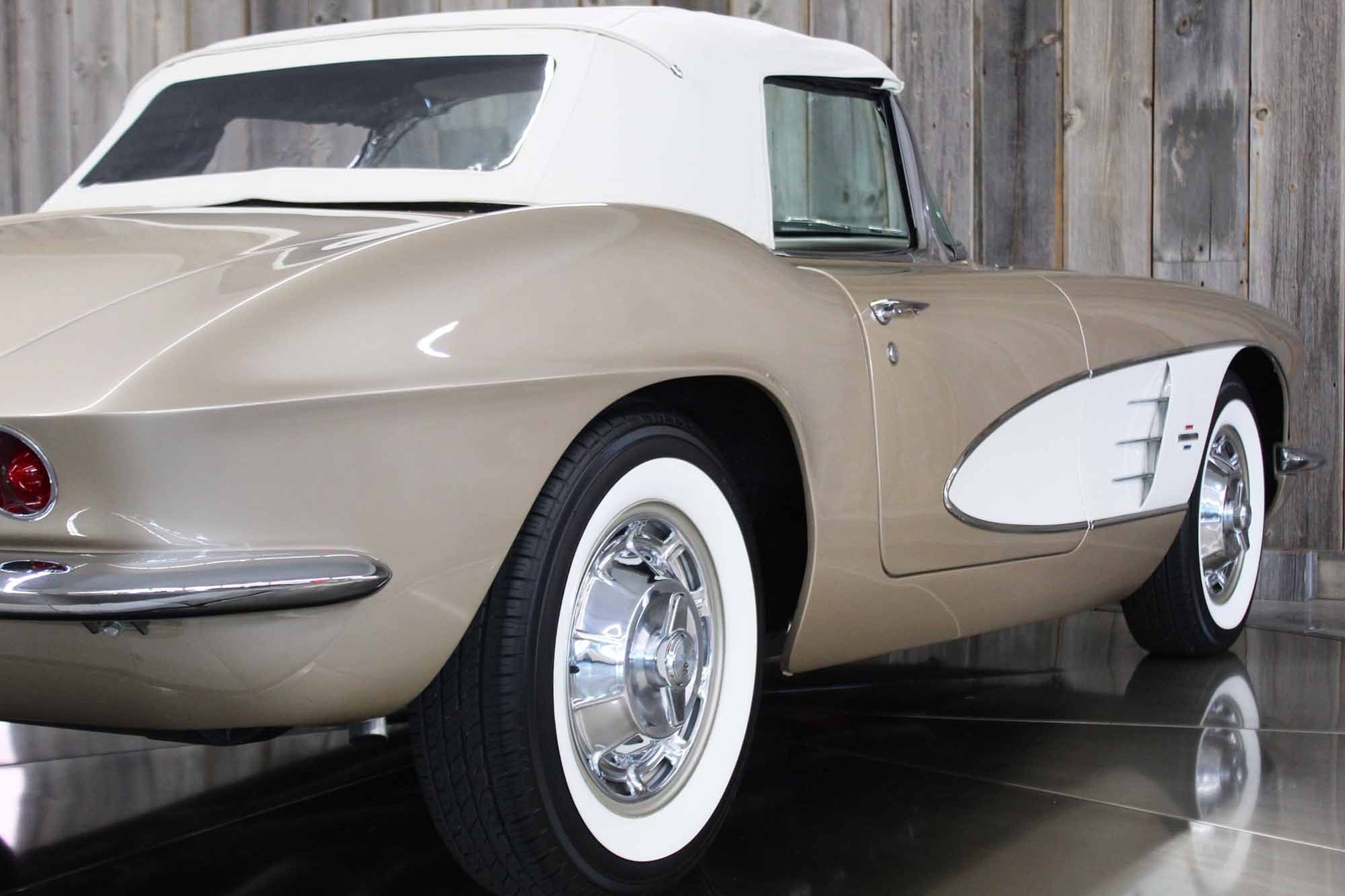 Chevrolet-Corvette-1961-Restomod-12