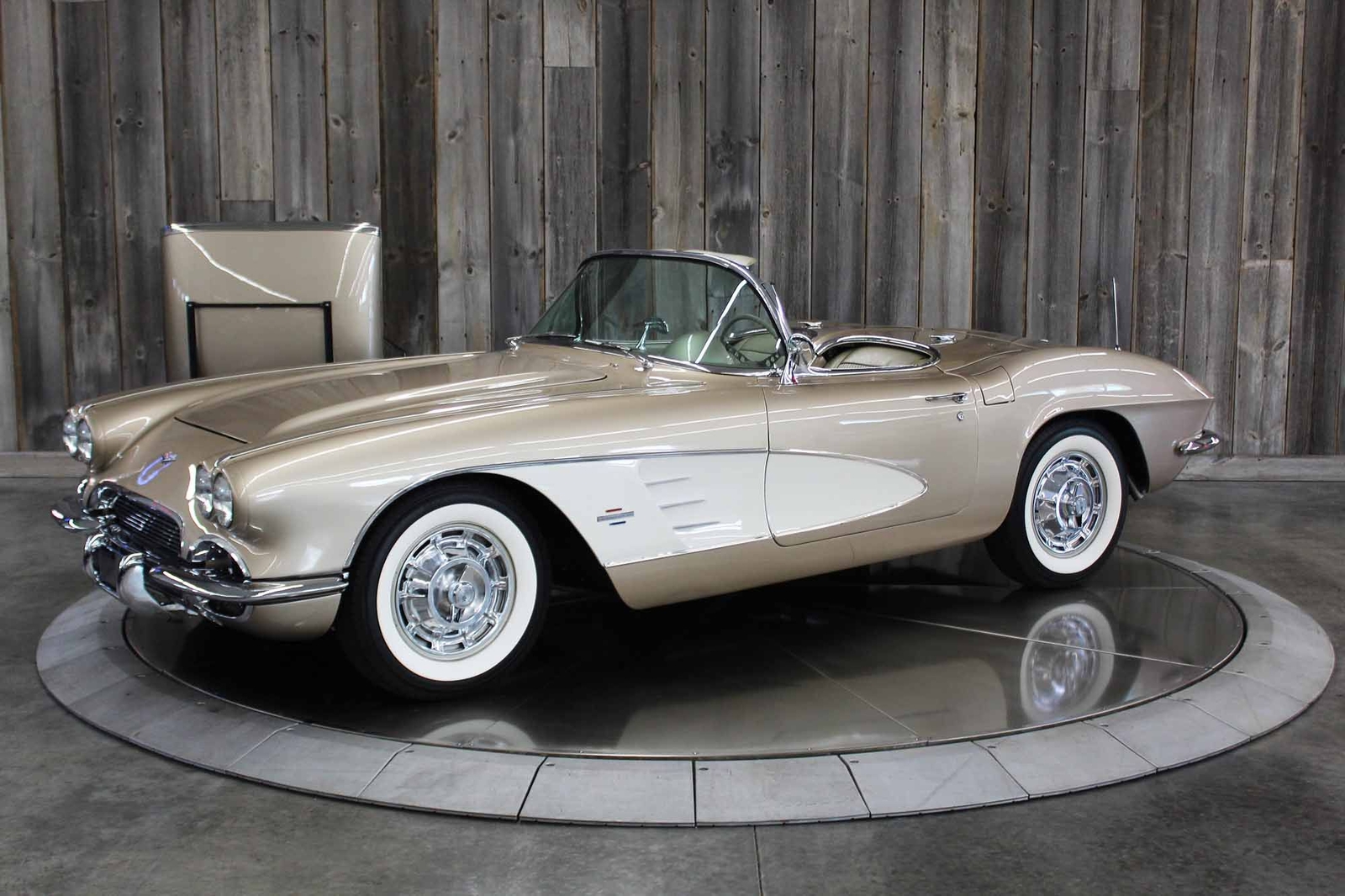 Chevrolet-Corvette-1961-Restomod-13