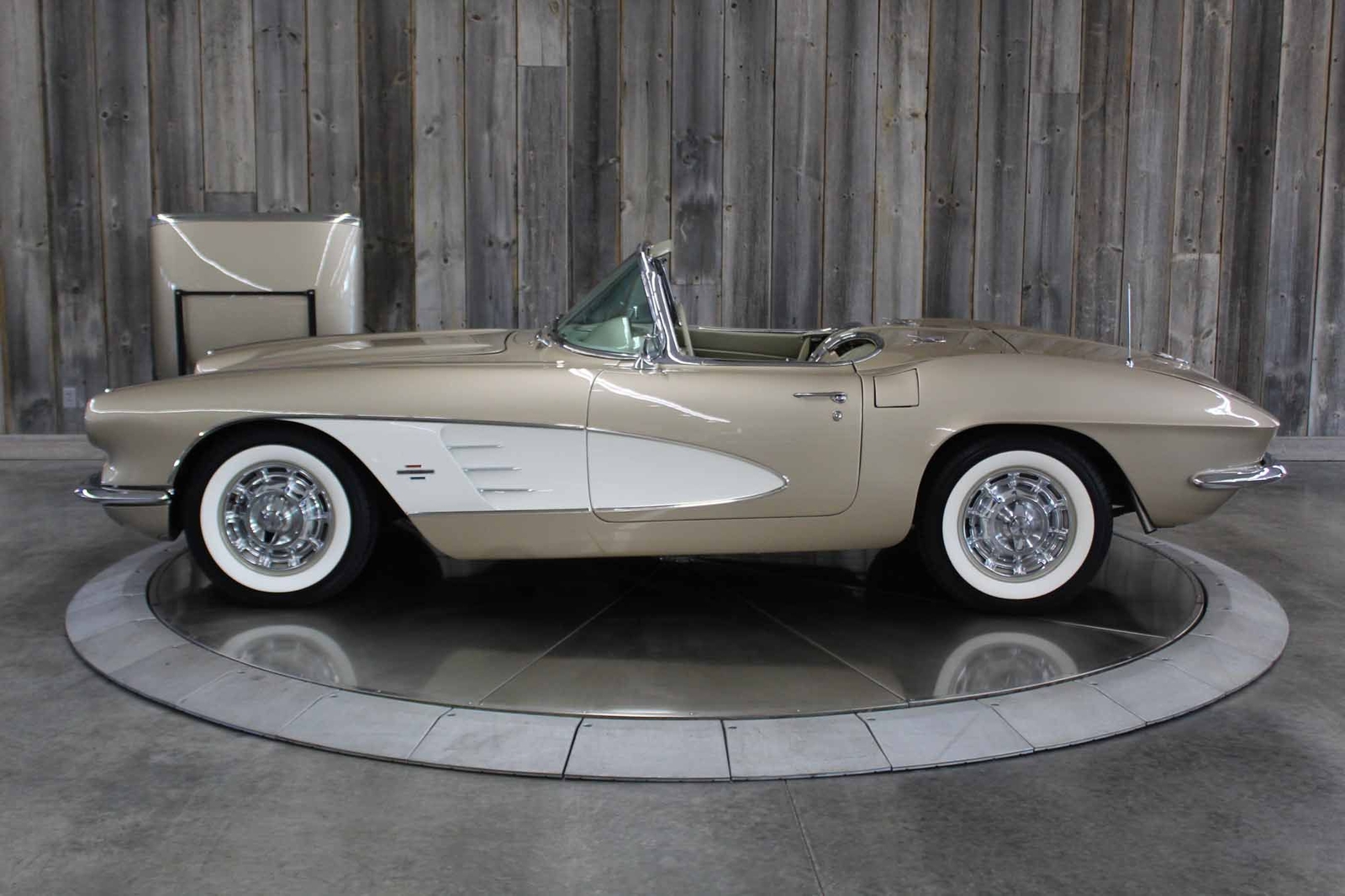 Chevrolet-Corvette-1961-Restomod-14