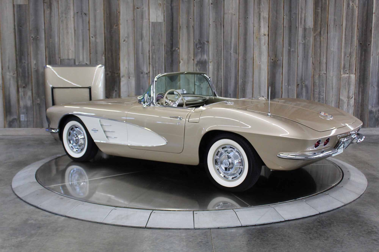 Chevrolet-Corvette-1961-Restomod-15