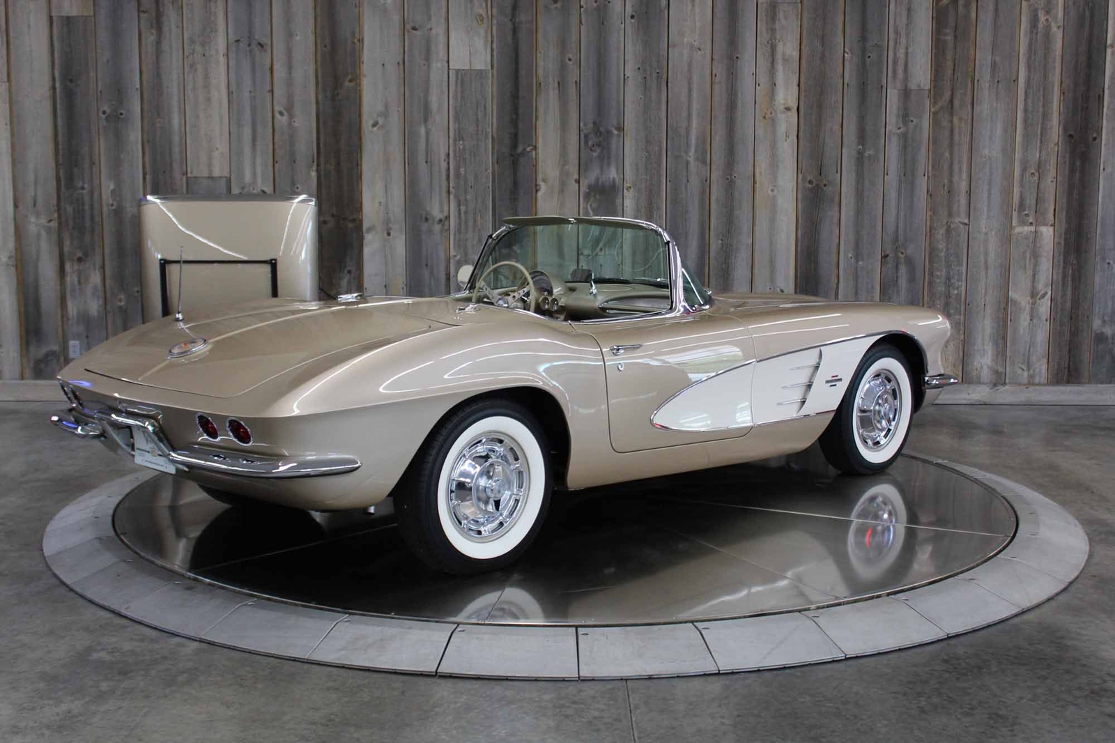 Chevrolet-Corvette-1961-Restomod-16
