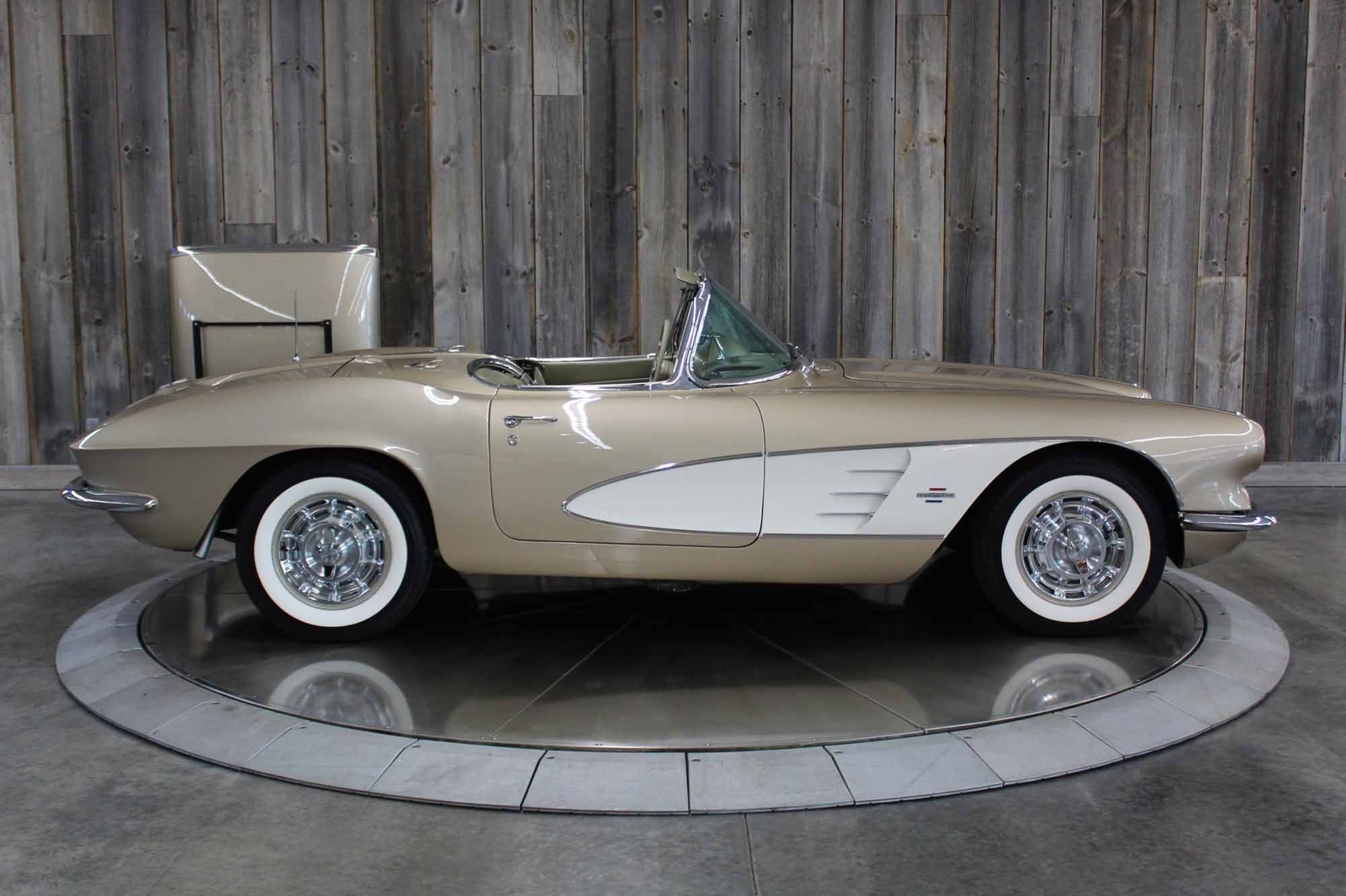 Chevrolet-Corvette-1961-Restomod-17