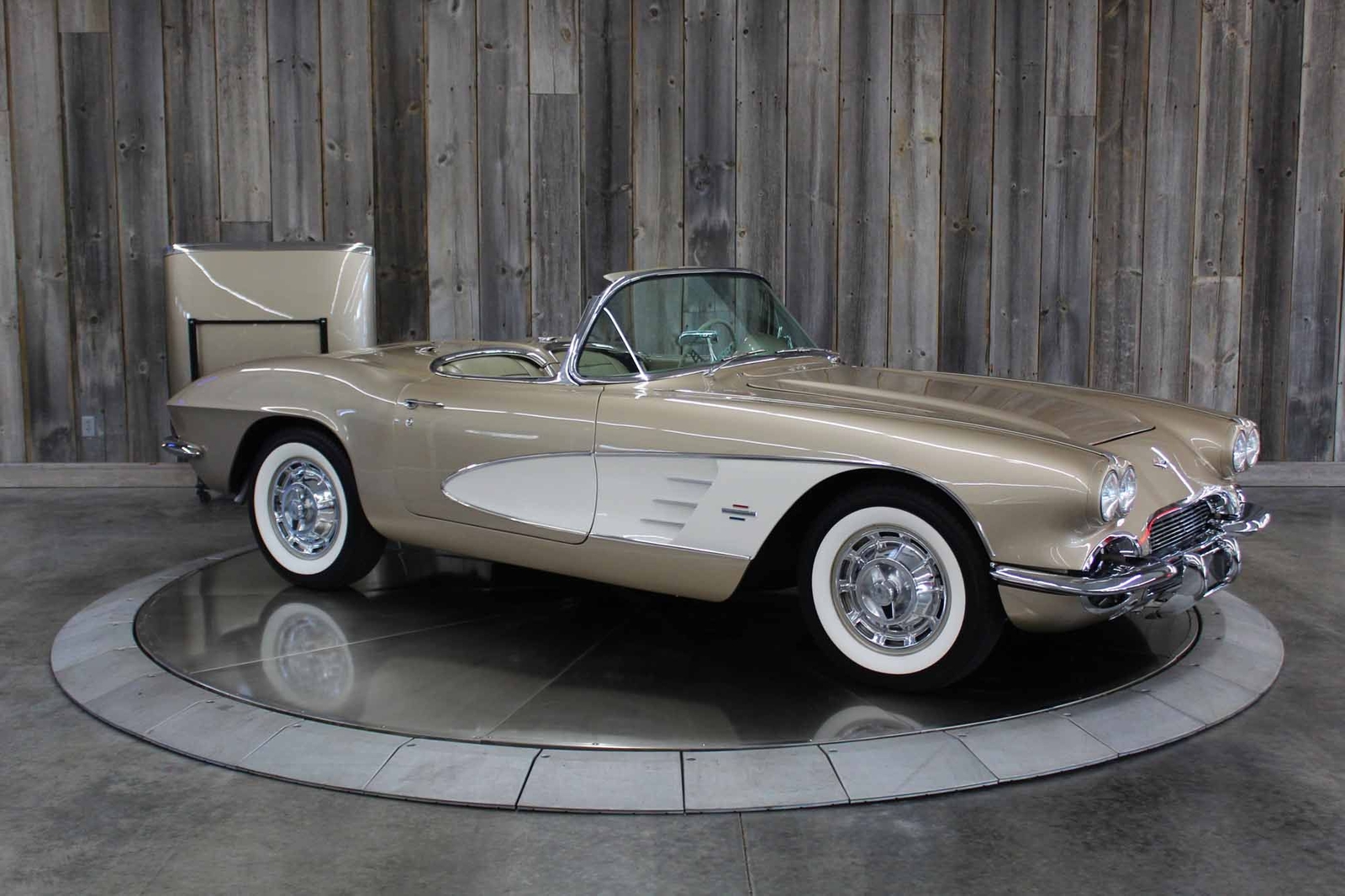 Chevrolet-Corvette-1961-Restomod-18