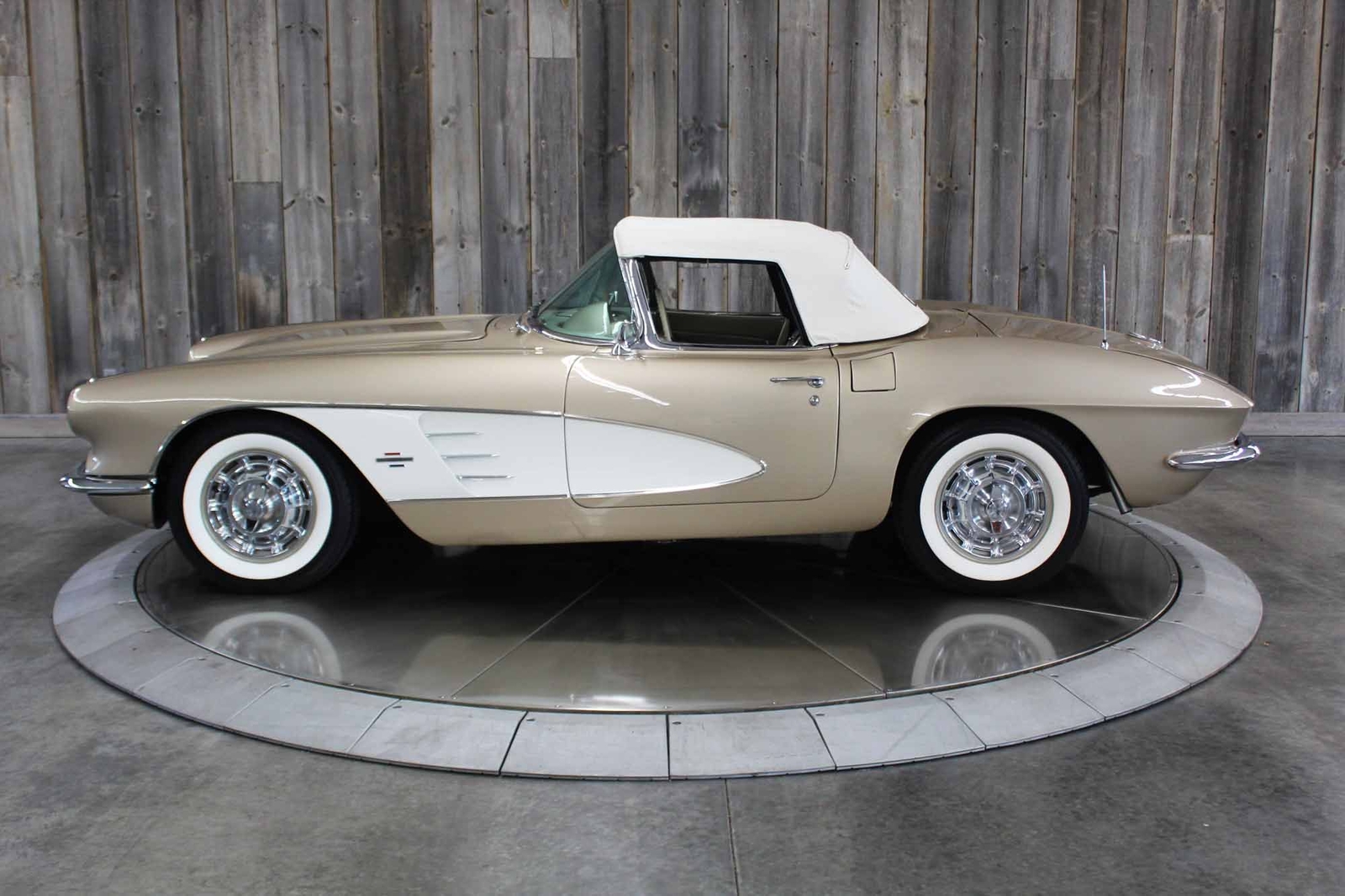 Chevrolet-Corvette-1961-Restomod-2