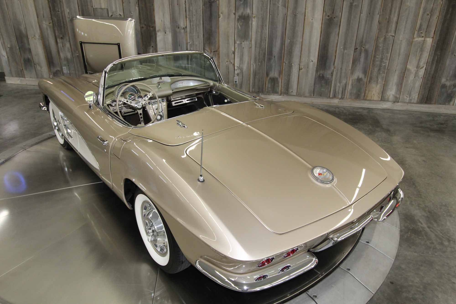 Chevrolet-Corvette-1961-Restomod-21