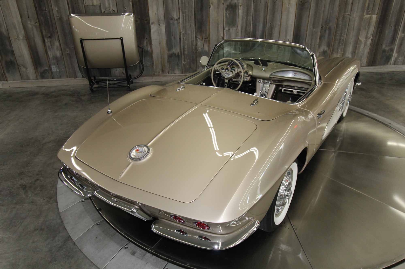 Chevrolet-Corvette-1961-Restomod-22