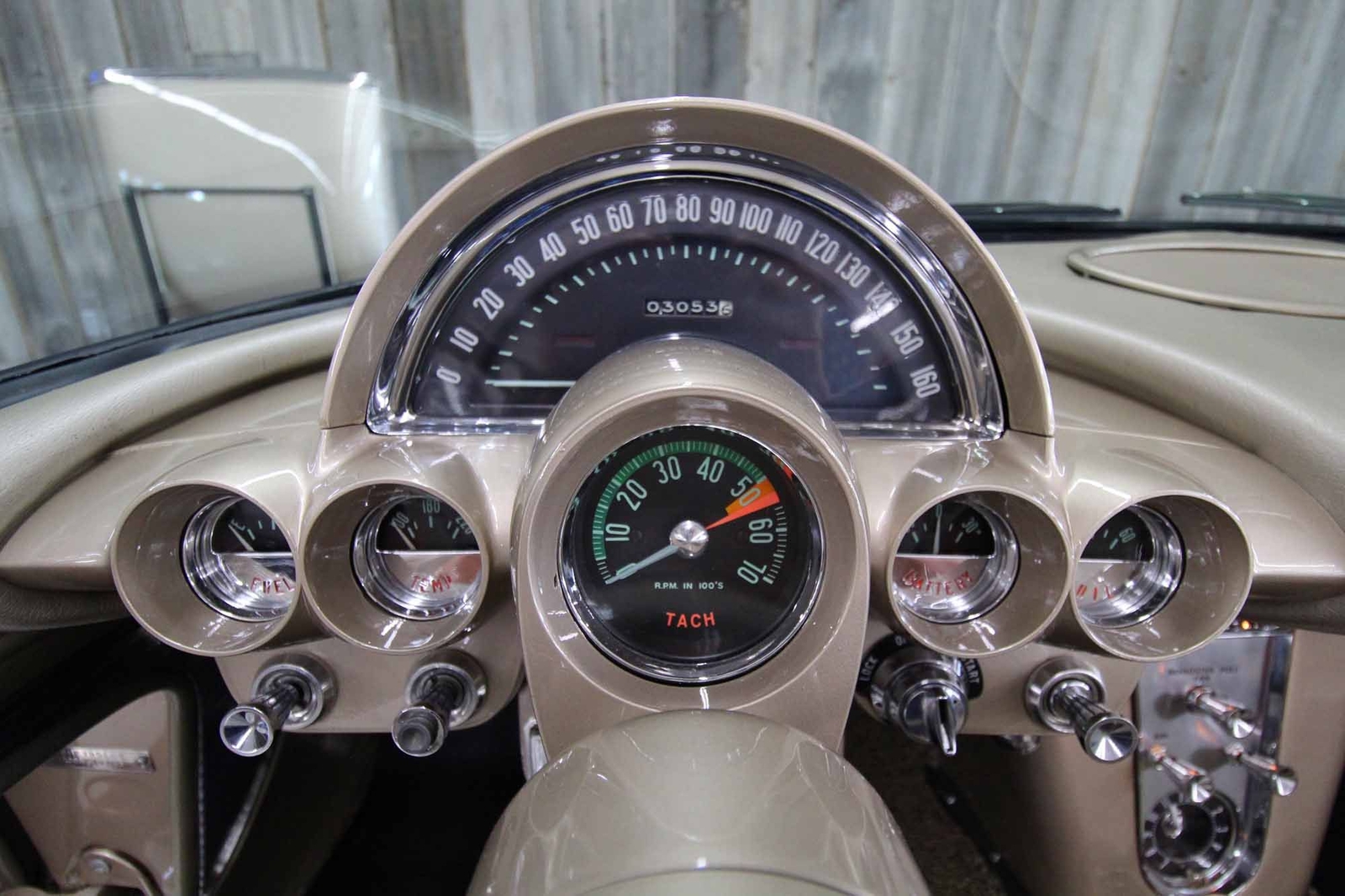 Chevrolet-Corvette-1961-Restomod-25