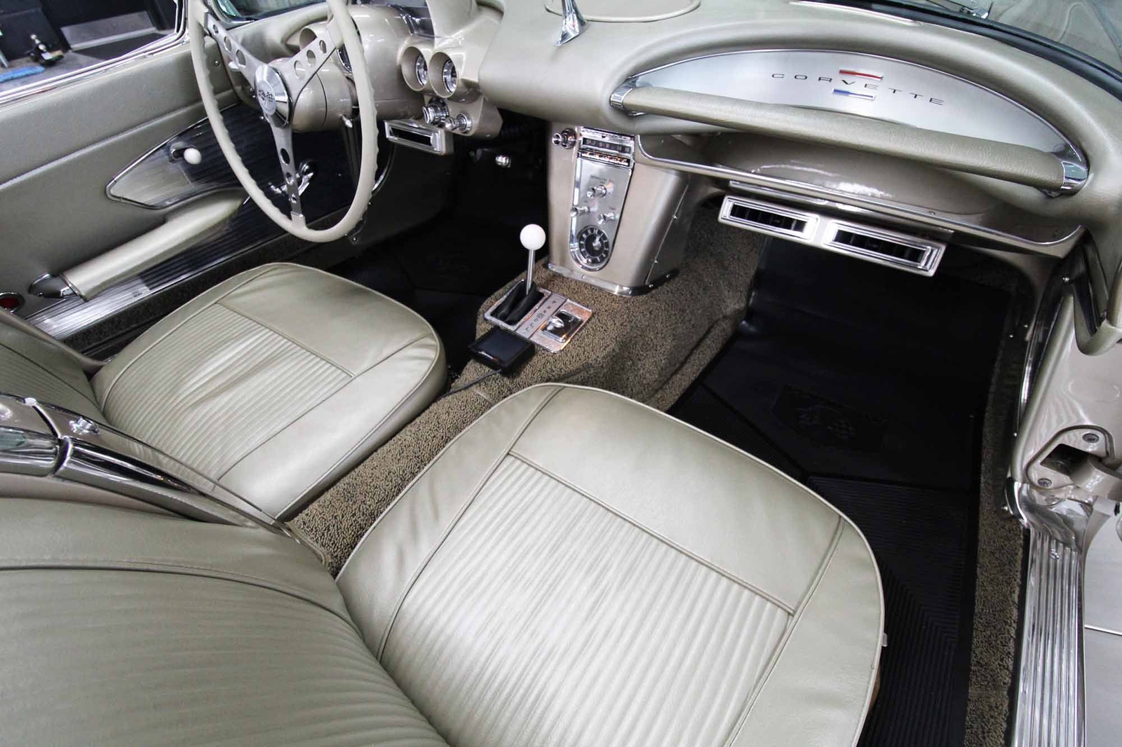 Chevrolet-Corvette-1961-Restomod-28