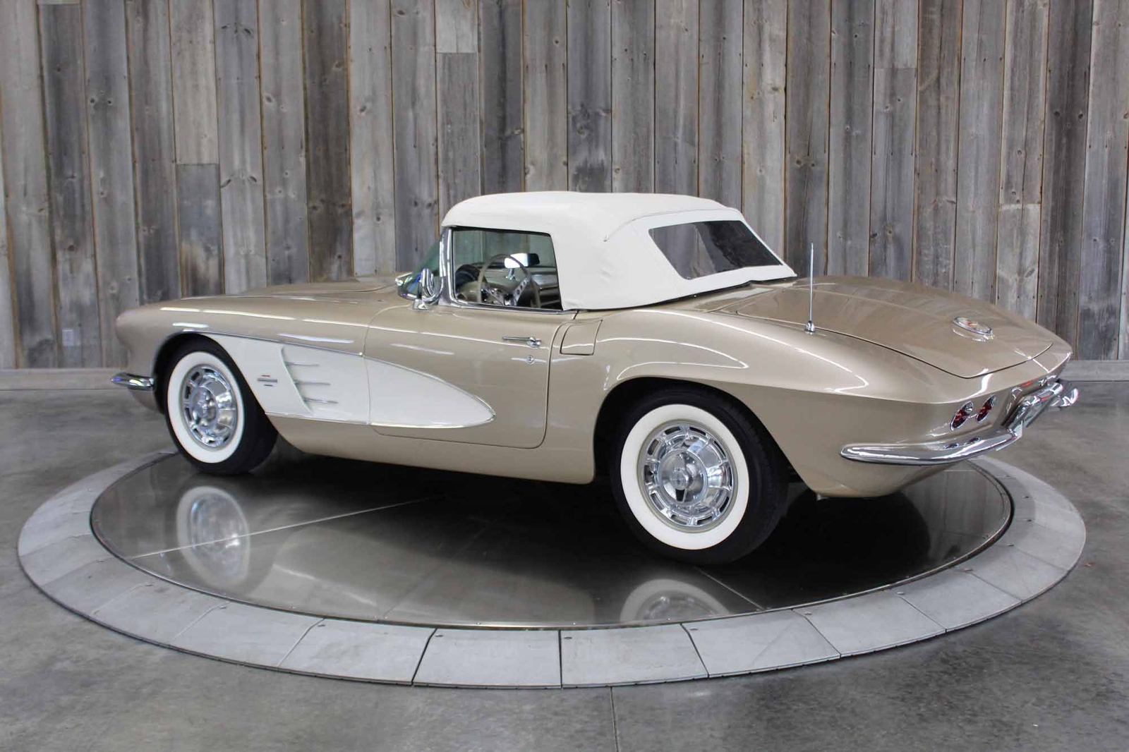 Chevrolet-Corvette-1961-Restomod-3