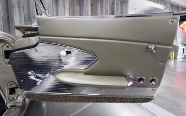 Chevrolet-Corvette-1961-Restomod-33