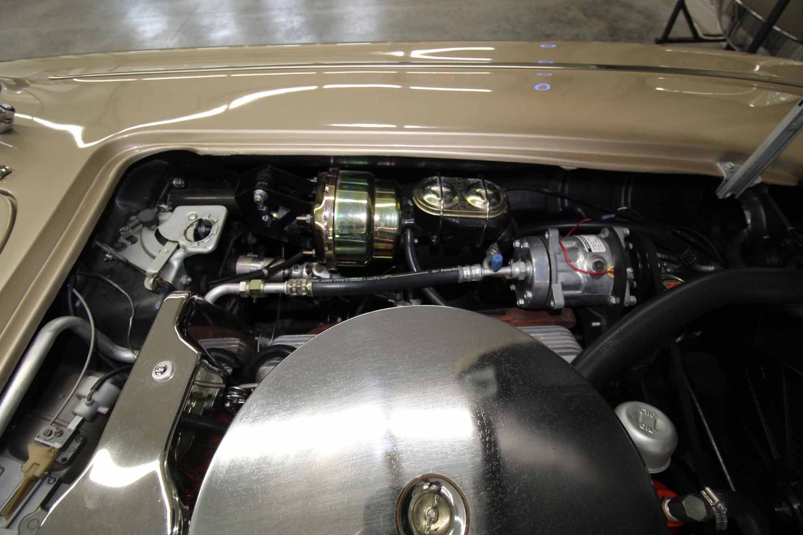 Chevrolet-Corvette-1961-Restomod-38