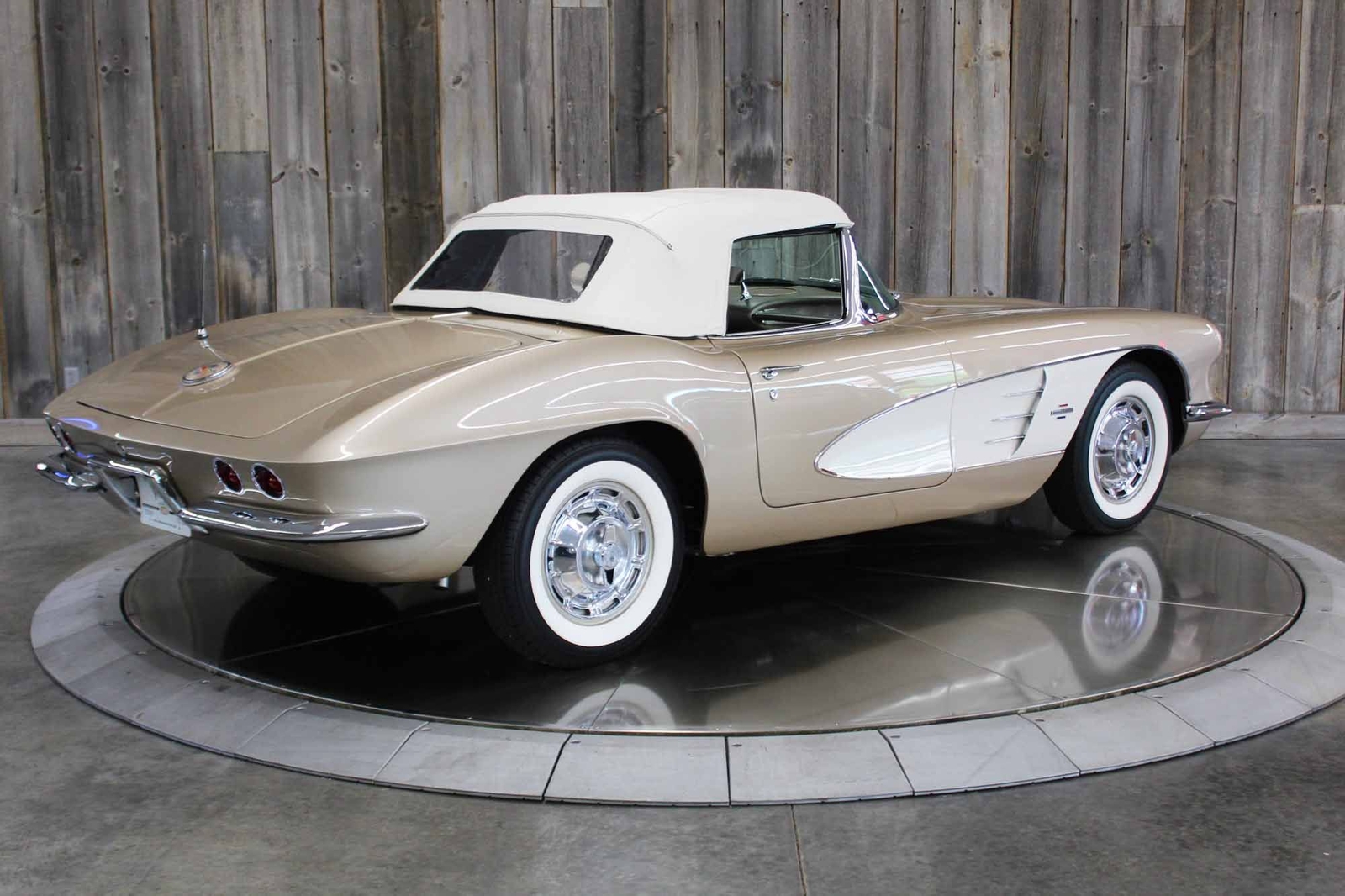 Chevrolet-Corvette-1961-Restomod-4