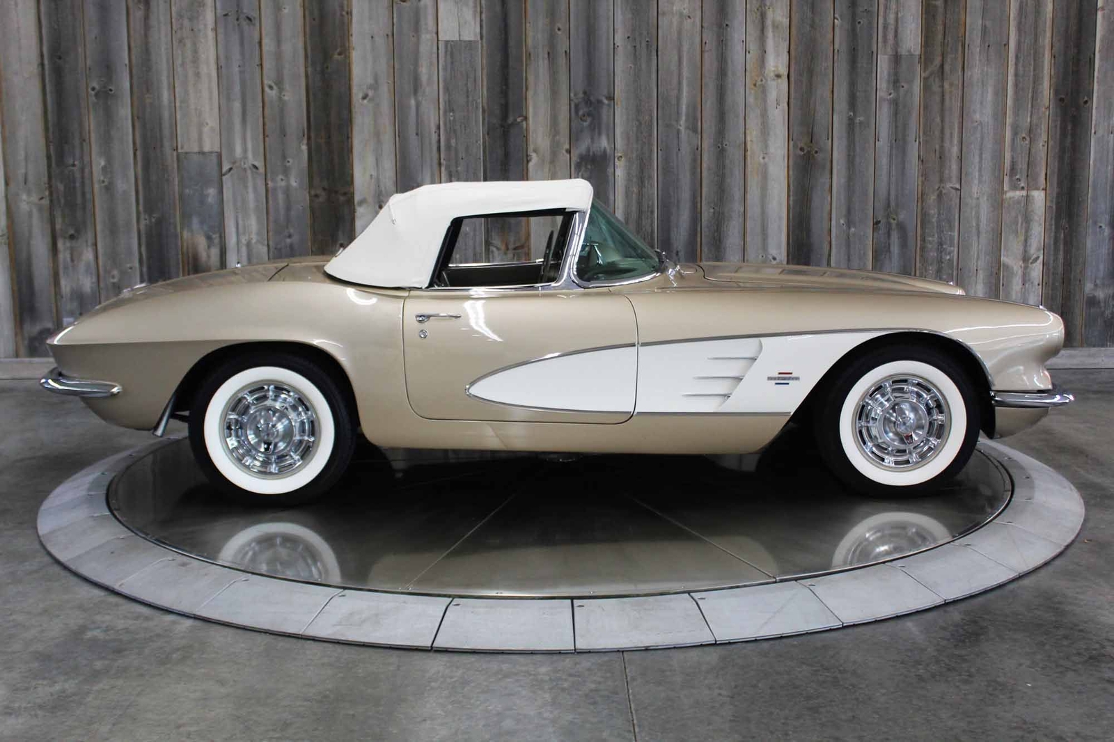 Chevrolet-Corvette-1961-Restomod-5