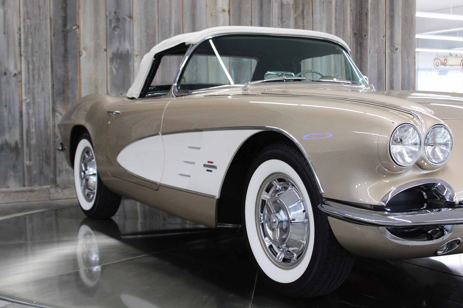 Chevrolet-Corvette-1961-Restomod-9