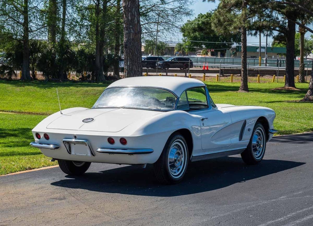 Chevrolet Corvette  1962 white