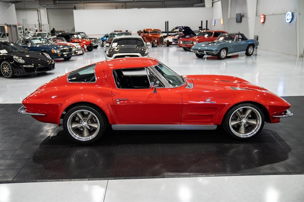 Chevrolet-Corvette-1963-Sting-RAY-10