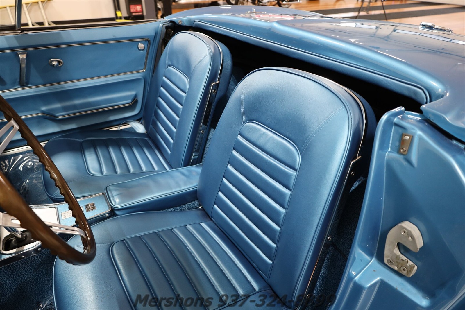 Chevrolet-Corvette-1966-Convertible-14