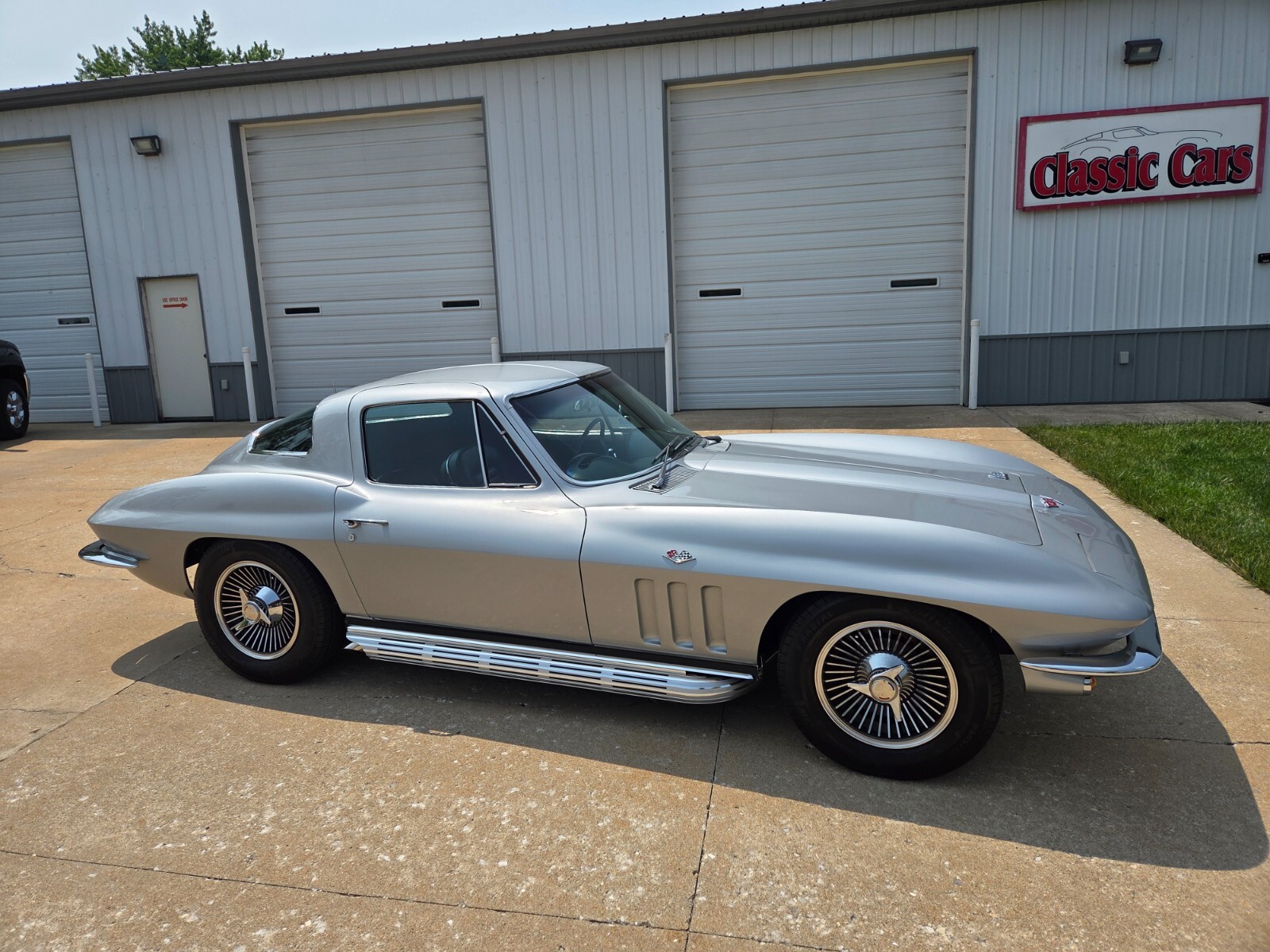 Chevrolet-Corvette-1966-Coupe-1