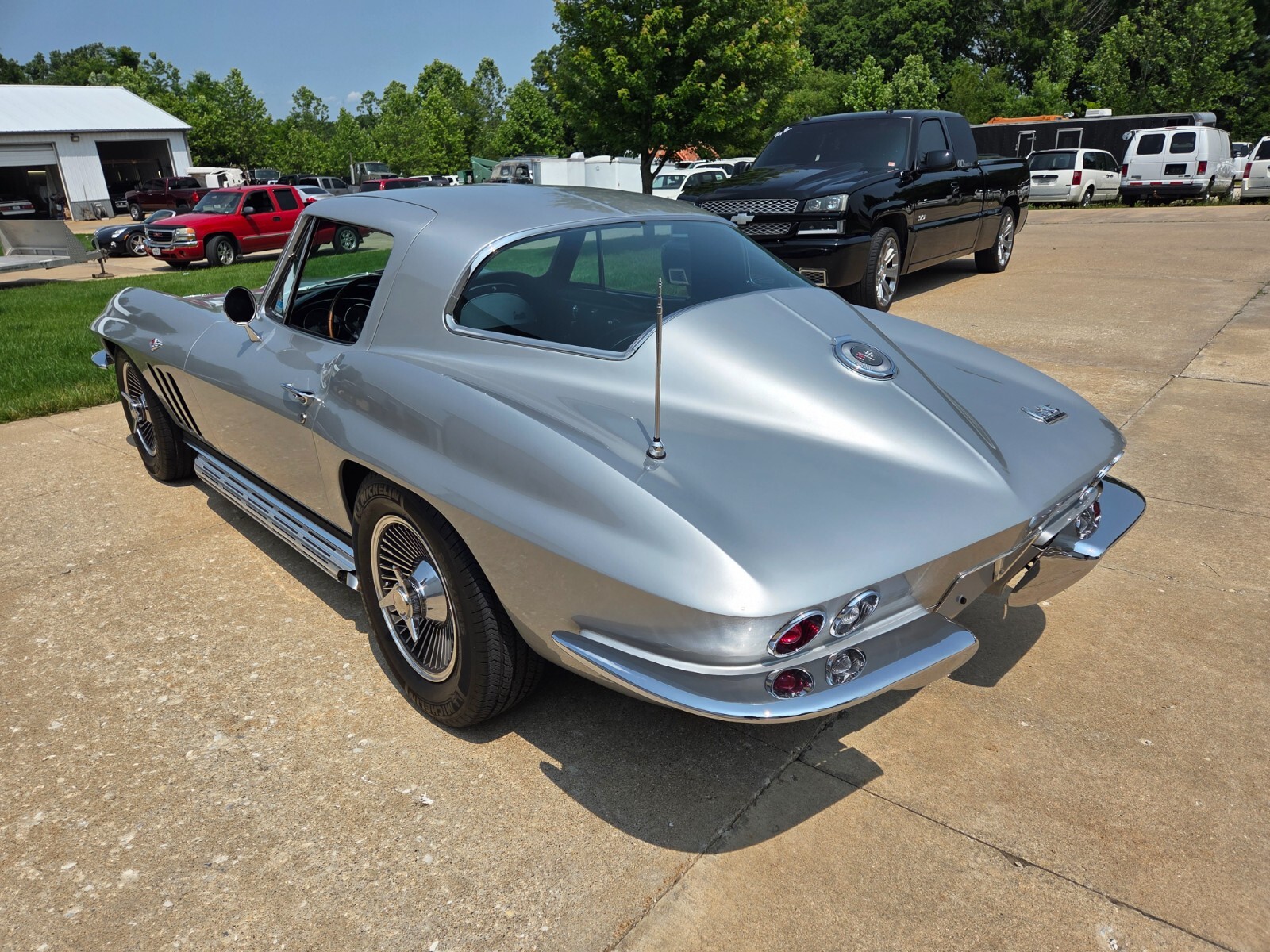 Chevrolet-Corvette-1966-Coupe-10