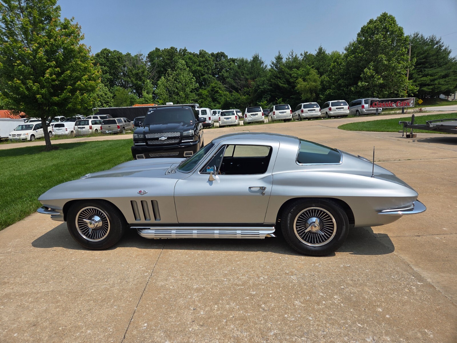 Chevrolet-Corvette-1966-Coupe-12