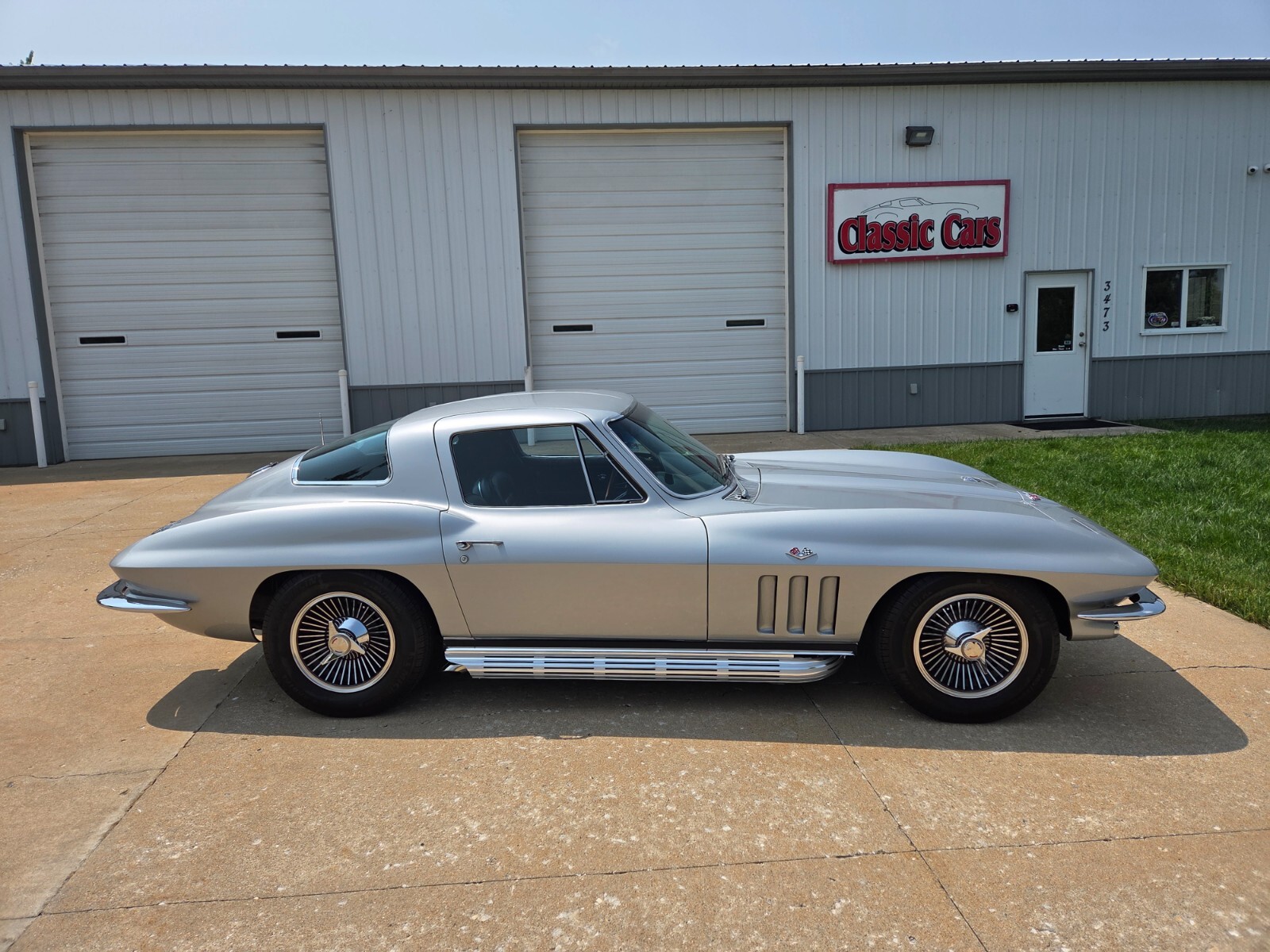 Chevrolet-Corvette-1966-Coupe-2