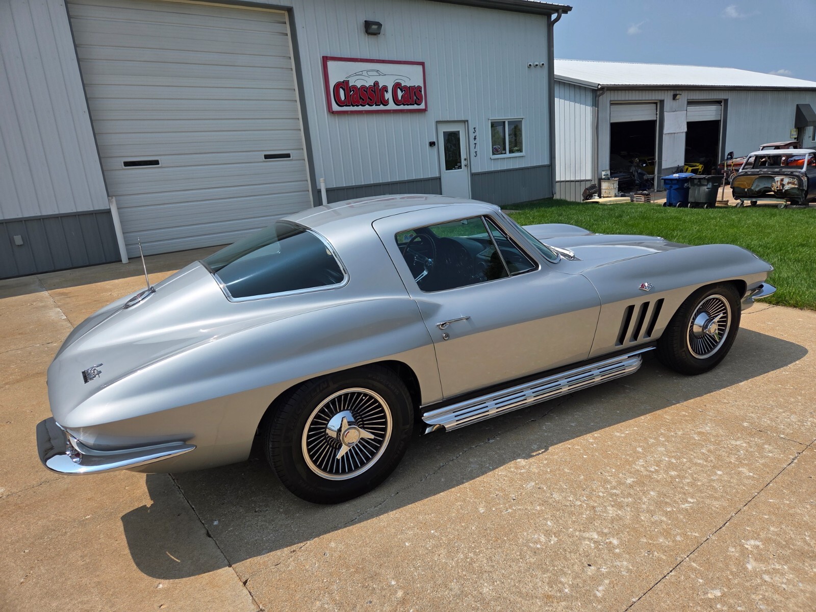 Chevrolet-Corvette-1966-Coupe-3
