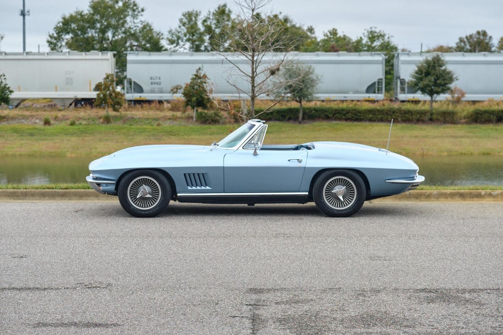 Chevrolet-Corvette-1967-2-Door-17