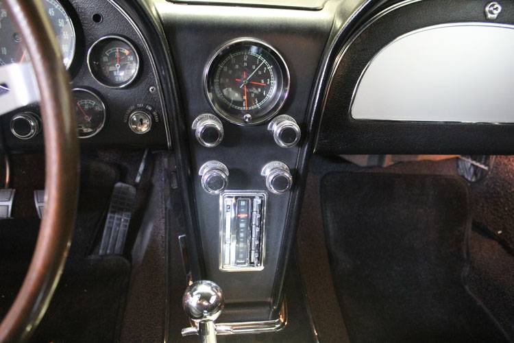 Chevrolet-Corvette-1967-custom-11