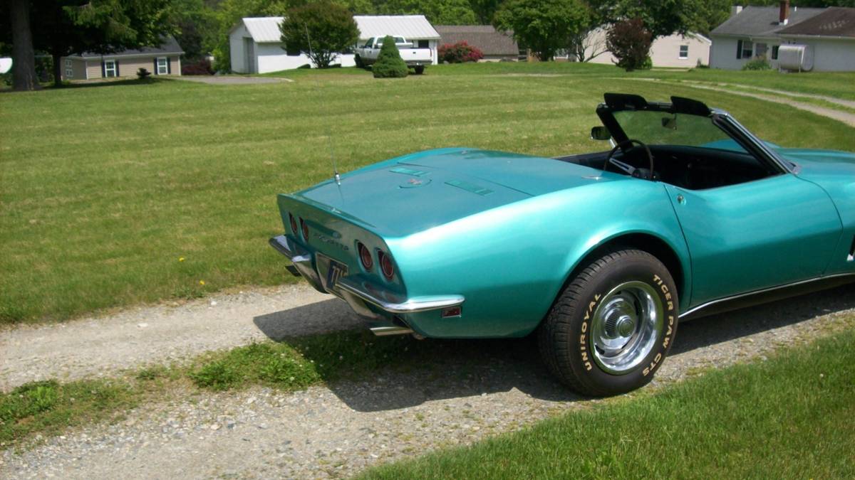 Chevrolet-Corvette-1968-green-2