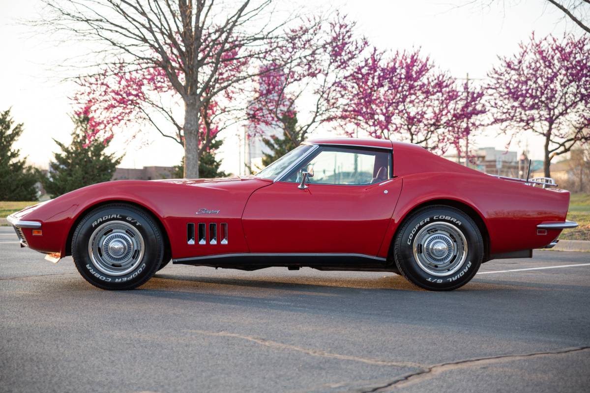Chevrolet-Corvette-1969-red-3