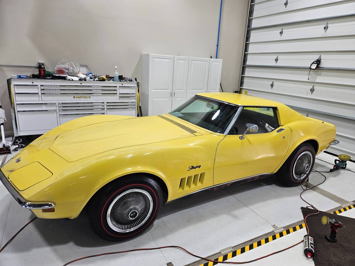 Chevrolet-Corvette-1969-yellow-1