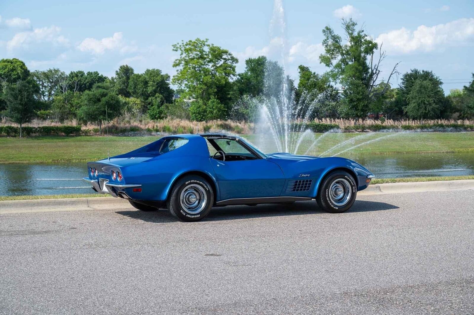 Chevrolet-Corvette-1972-2-Door-17