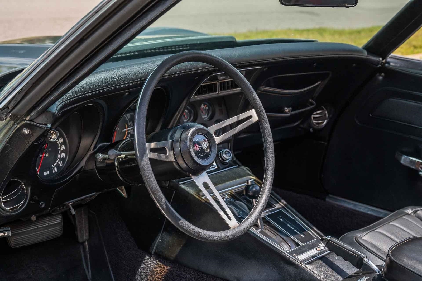 Chevrolet-Corvette-1973-2-Door-10