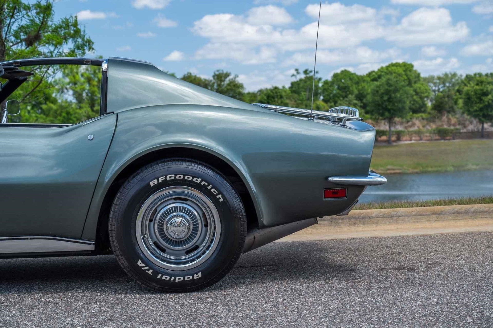 Chevrolet-Corvette-1973-2-Door-24