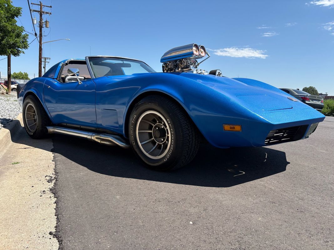 Chevrolet-Corvette-1974-2