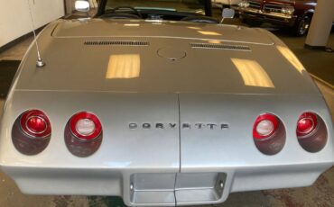 Chevrolet-Corvette-1974-2