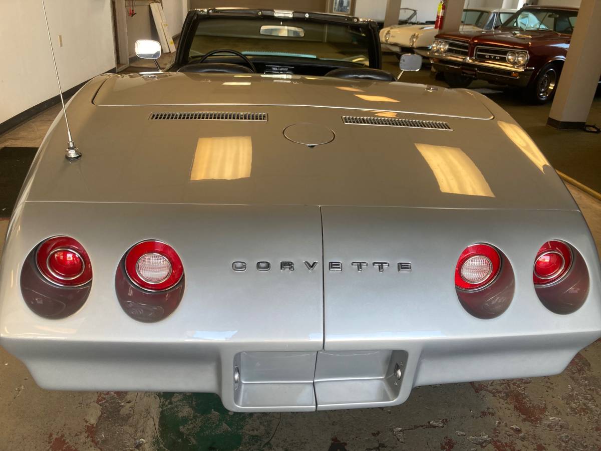 Chevrolet-Corvette-1974-2