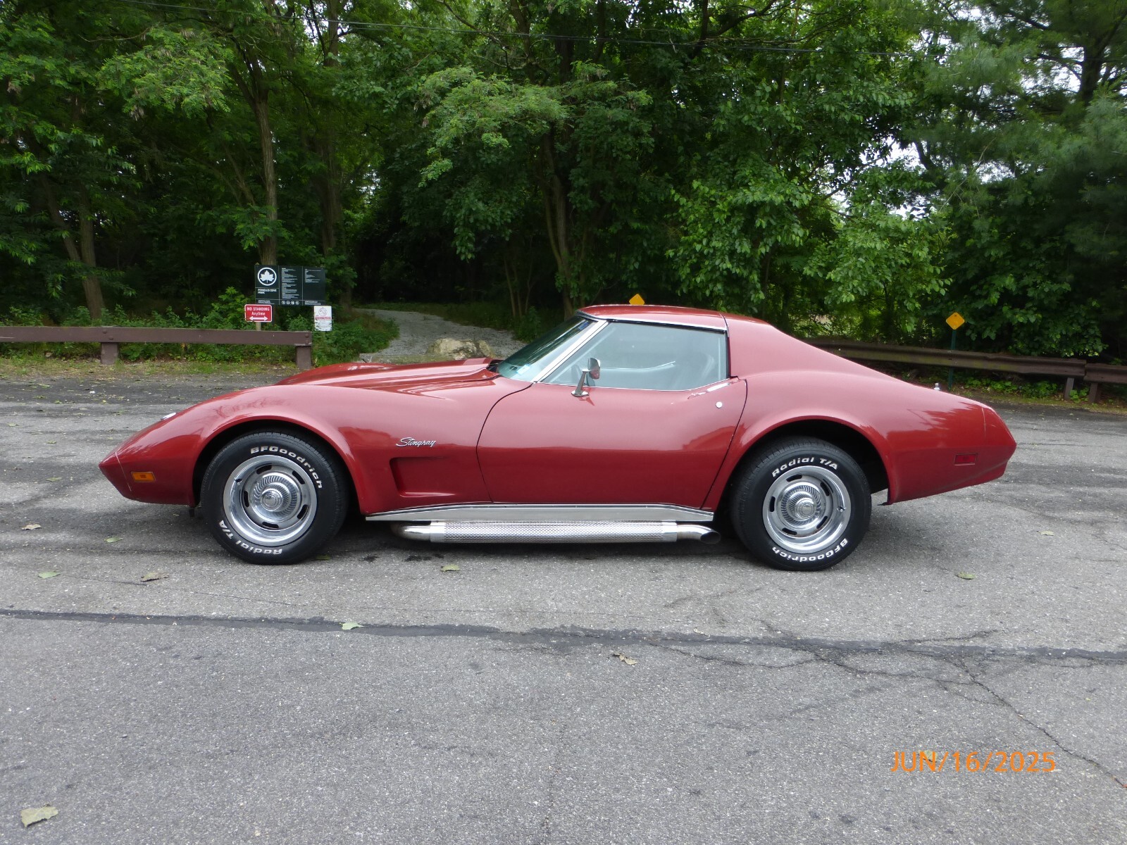 Chevrolet-Corvette-1974-Coupe-2