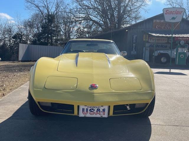 Chevrolet-Corvette-1974-yellow-1