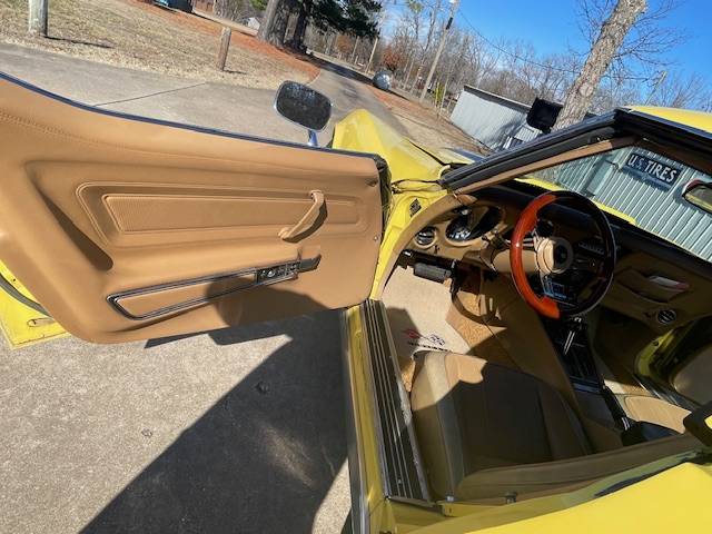 Chevrolet-Corvette-1974-yellow-5