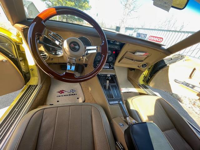 Chevrolet-Corvette-1974-yellow-8
